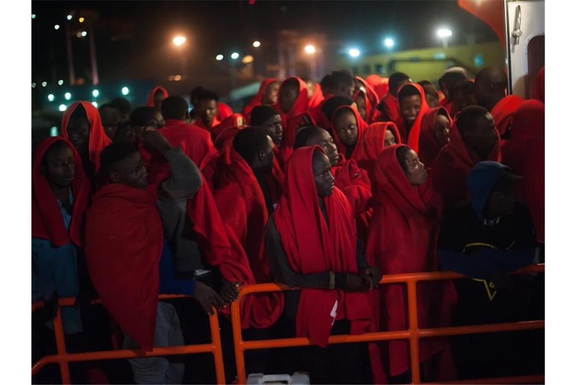 Migranten sind nach ihrer Rettung auf dem Mittelmeer in den Hafen von Malaga gebracht worden. Foto: Jesus Merida Luque/SOPA Images via ZUMA Wire/Archiv
