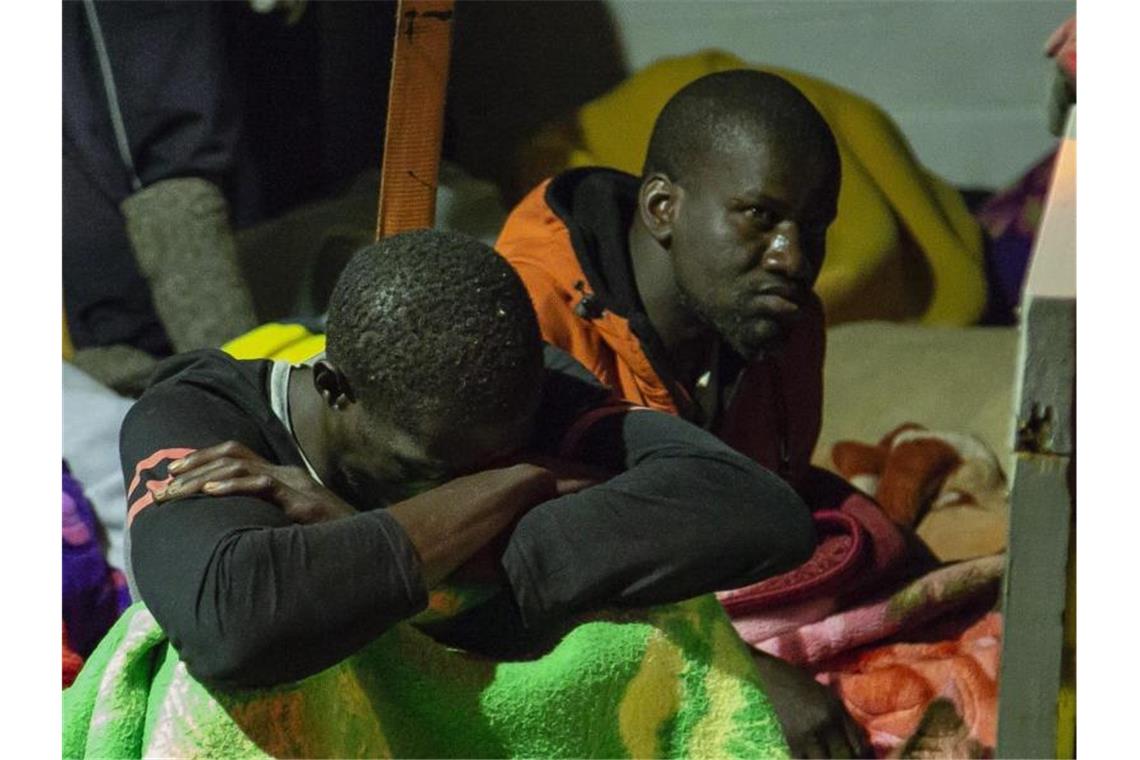 „Alan Kurdi“ darf mit 88 Migranten in Italien anlegen Migranten sitzen an Deck des unter deutscher Flagge fahrenden Schiffes „Alan Kurdi“. Foto: Karsten Jaeger/Sea-Eye/AP/dpa