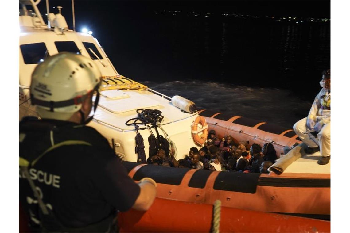 Migranten sitzen in einem Boot der italienischen Küstenwache, nachdem sie von Bord des Rettungsschiffs „Ocean Viking“ gegangen sind. Foto: Renata Brito/AP