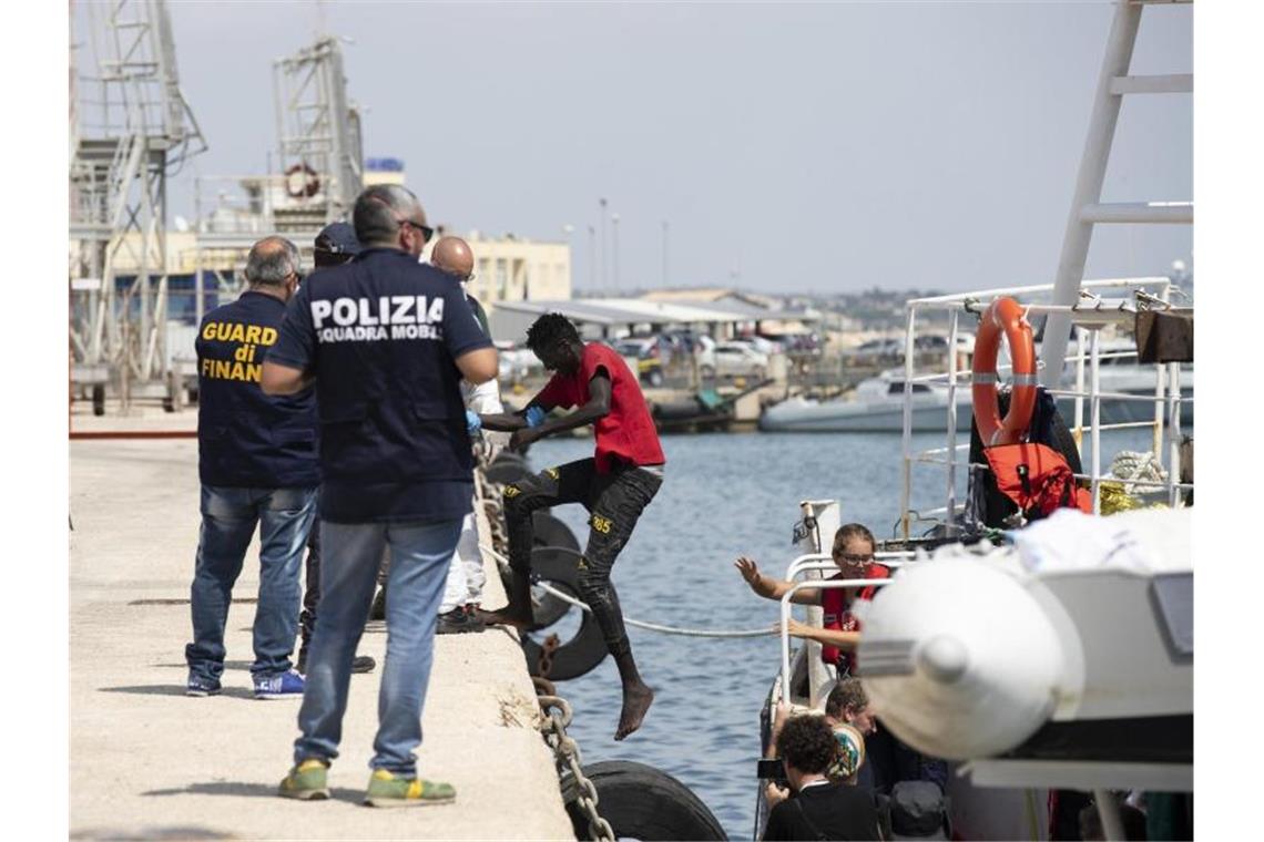 Migranten verlassen die „Eleonore“ im Hafen von Pozzallo. Foto: Francesco Ruta/ANSA