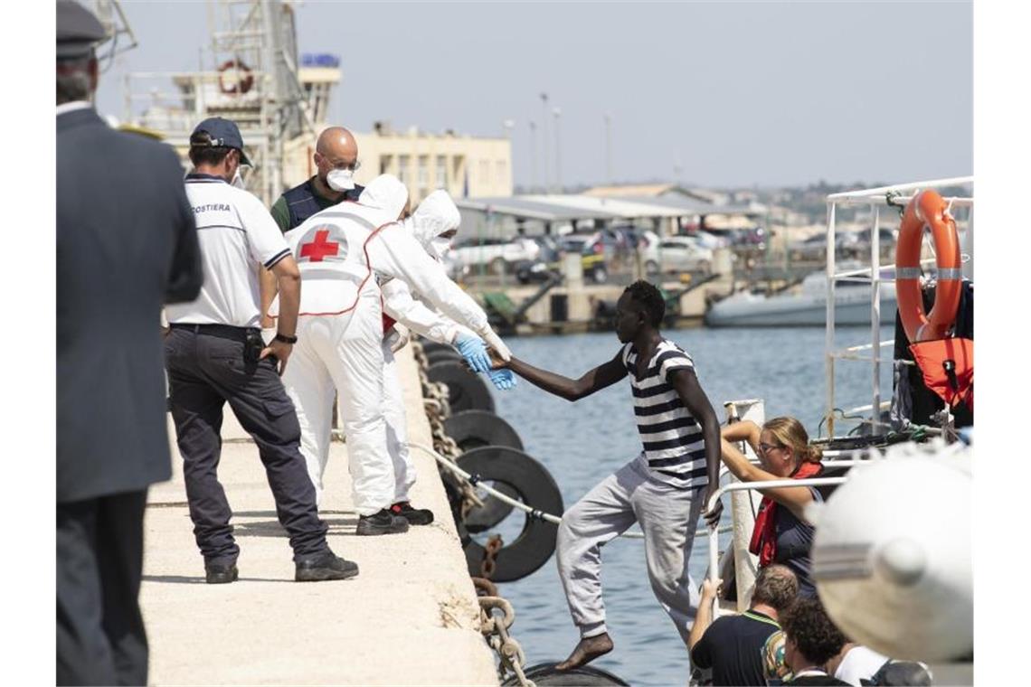 Migranten verlassen im Hafen von Pozzallo auf Sizilien das deutsche Rettungsschiff Eleonore. Foto: Francesco Ruta/ANSA