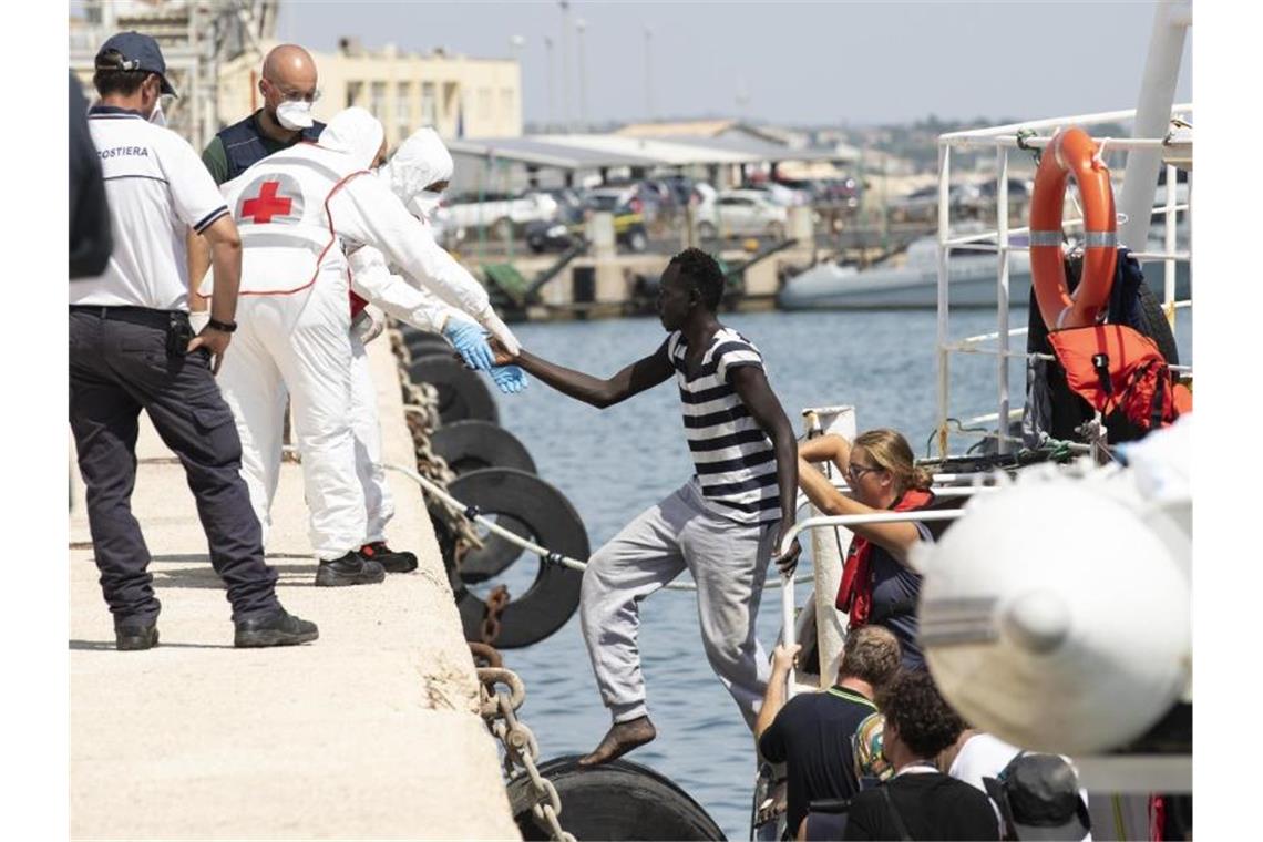 Migranten verlassen im Hafen von Pozzallo auf Sizilien ein Rettungsschiff. Foto: Francesco Ruta/ANSA