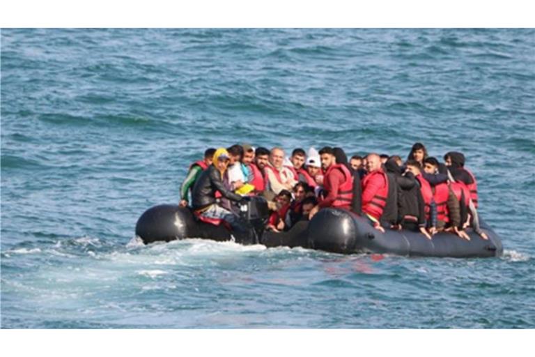 Migranten versuchen in einem Schlauchboot den Ärmelkanal zu überqueren.