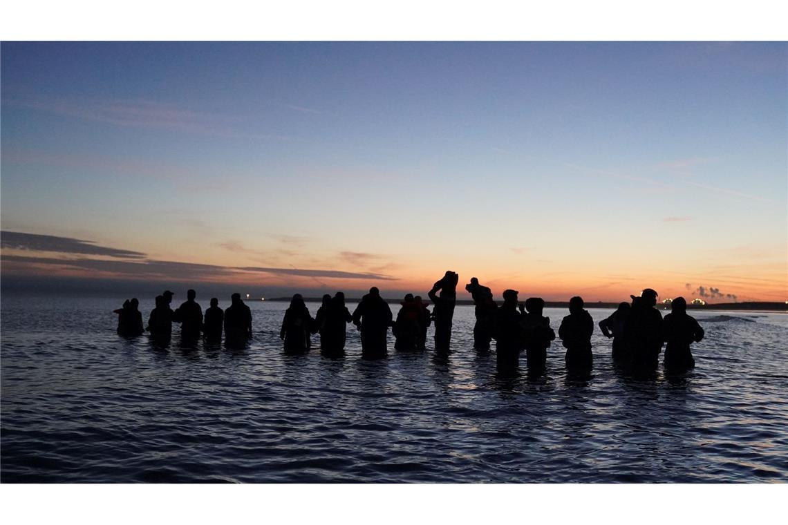 Bilder des Tages Migranten versuchen von Frankreich aus die gefährliche Kanalüberquerung