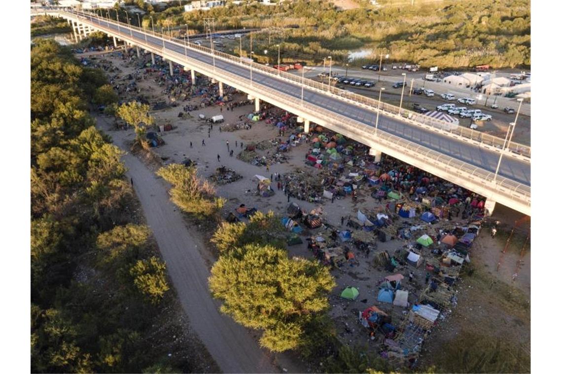 Migranten, viele von ihnen aus Haiti, in einem Lager an der Del Rio International Bridge. Foto: Julio Cortez/AP/dpa