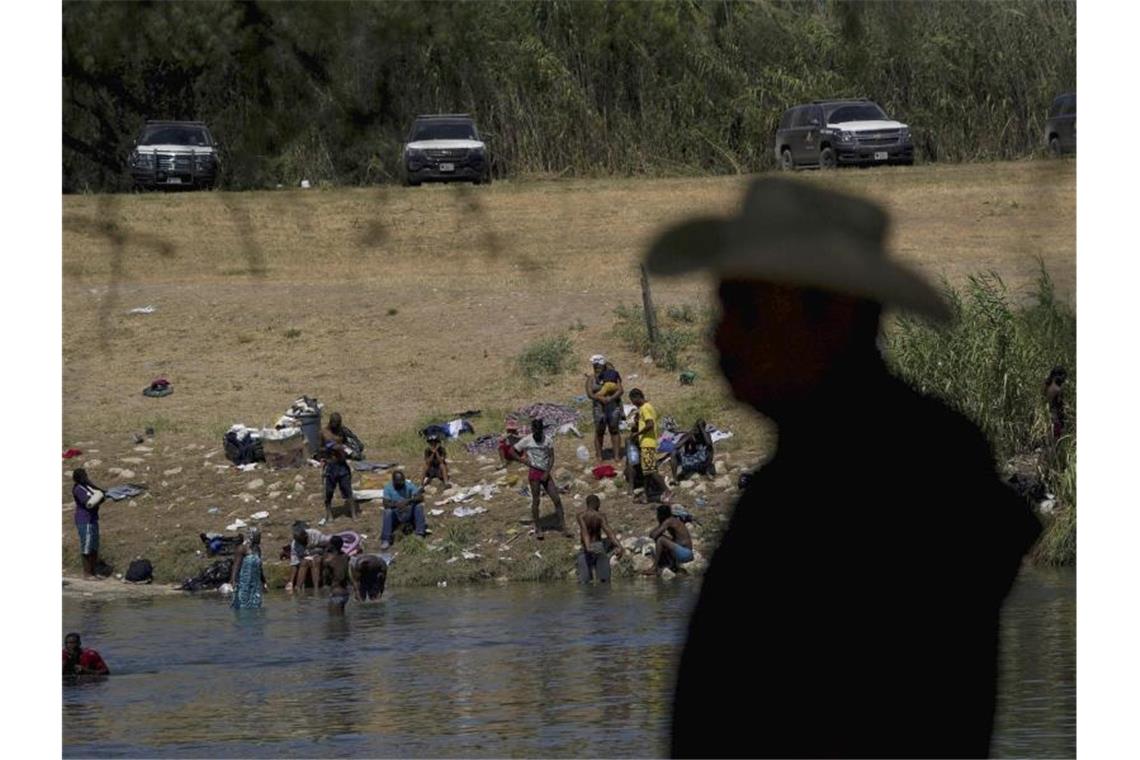 Haitianer an US-Grenze werden in „die Hölle“ zurückgeschickt Migranten, viele von ihnen aus Haiti, überqueren den Rio Grande in Del Rio, um nach Ciudad Acuna zurückzukehren. Foto: Fernando Llano/AP/dpa