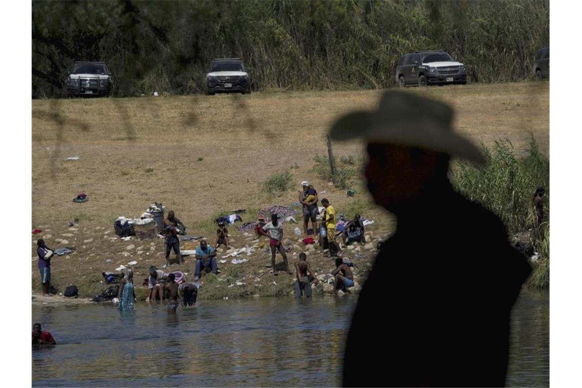 Migranten, viele von ihnen aus Haiti, überqueren den Rio Grande in Del Rio, um nach Ciudad Acuna zurückzukehren. Foto: Fernando Llano/AP/dpa