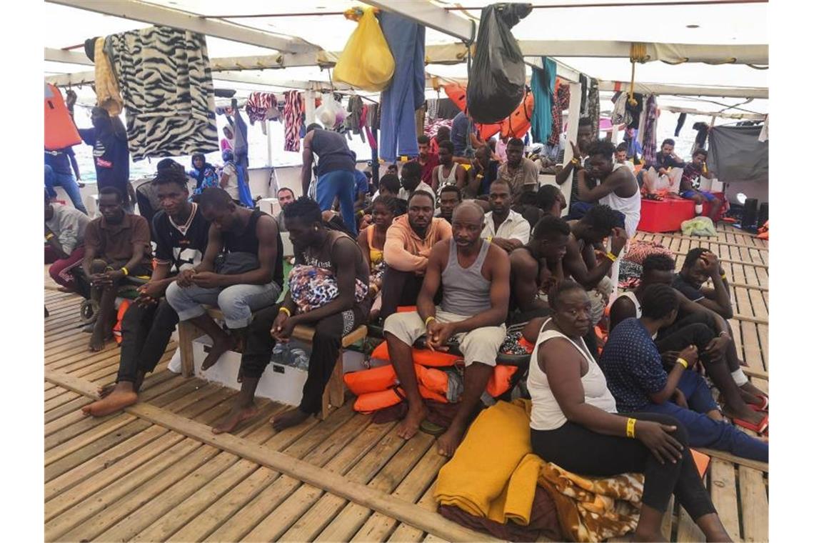 Migranten warten an Bord des spanischen Rettungsschiffs „Open Arms“ auf das Anlegen. Foto: Valerio Nicolosi/AP