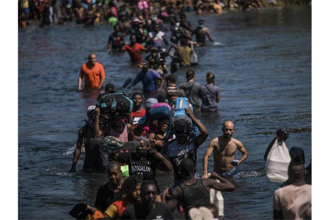 Migranten waten durch den Rio Grande und hoffen auf Zuflucht in den USA. Foto: Felix Marquez/AP/dpa