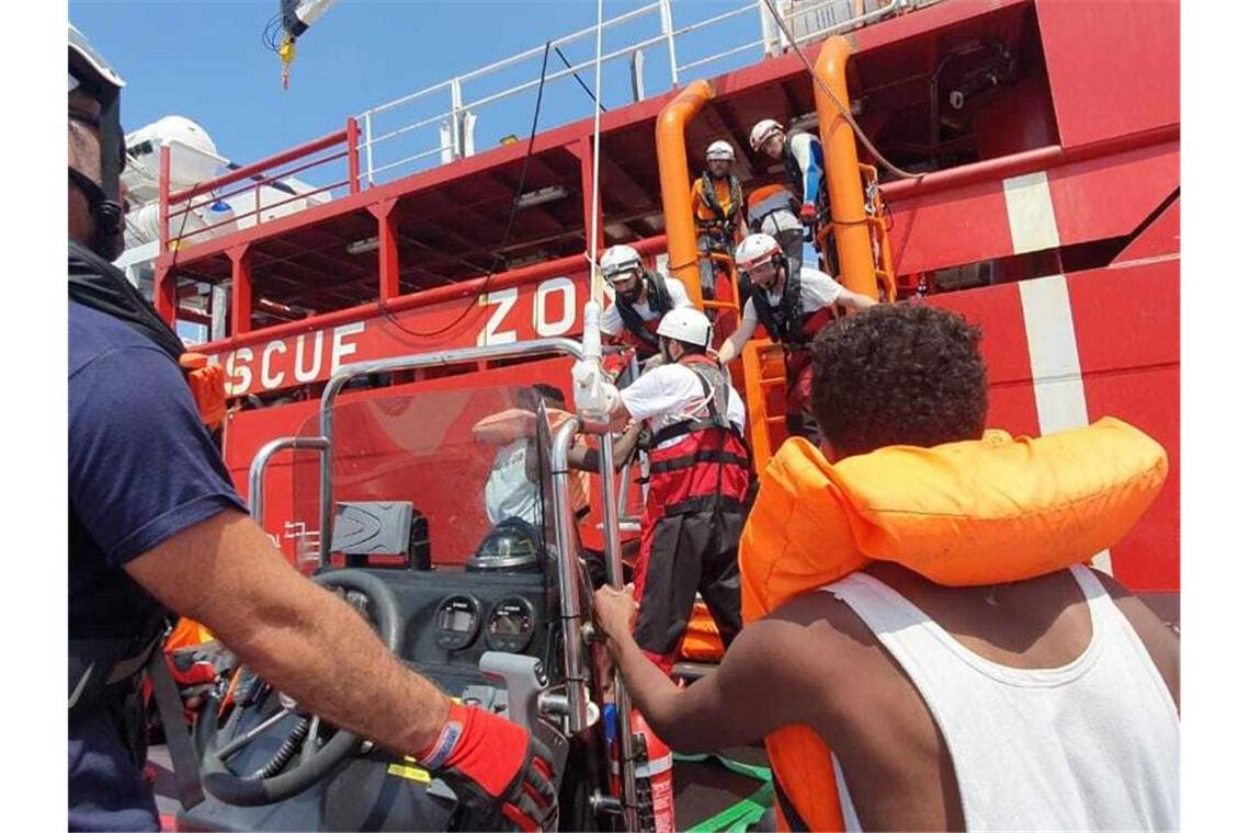 Migranten werden an Bord der „Ocean Viking“ aufgenommen. Foto: Hannah Wallace Bowman/MSF/SOS Mediterranee