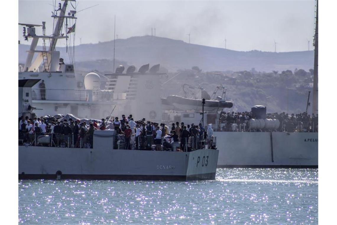 Wieder Hunderte Bootsmigranten täglich auf dem Mittelmeer Migranten werden mit Schiffen der italienischen Marine von Lampedusa nach Sizilien gebracht. Foto: Fabio Peonia/LaPresse/ AP/dpa