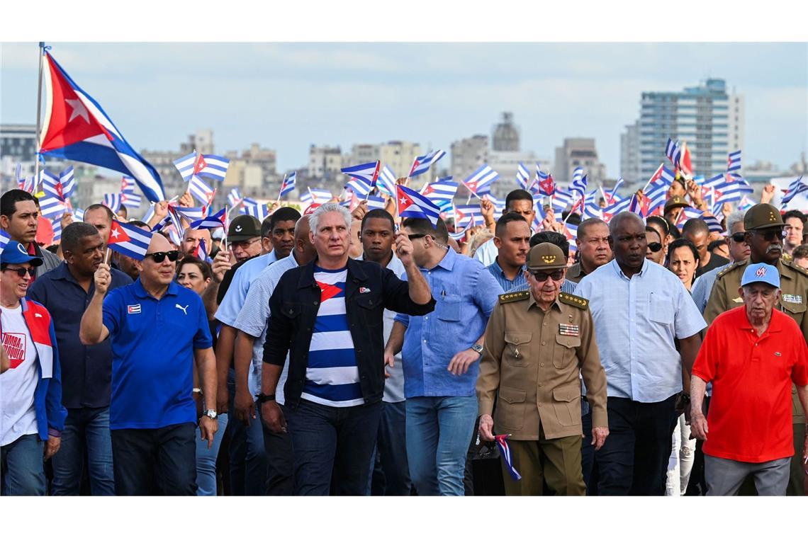 Miguel Diaz-Canel (Mitte, links) und Raul Castro (Mitte, rechts) demonstrierten 2024 gegen die USA