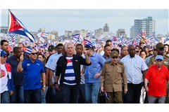 Miguel Diaz-Canel (Mitte, links) und Raul Castro (Mitte, rechts) demonstrierten 2024 gegen die USA