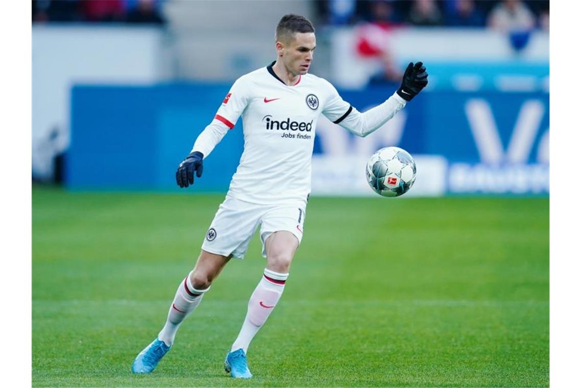 Tausch: Gacinovic zu Hoffenheim, Zuber nach Frankfurt Mijat Gacinovic spielt den Ball. Foto: Uwe Anspach/dpa/Archivbild