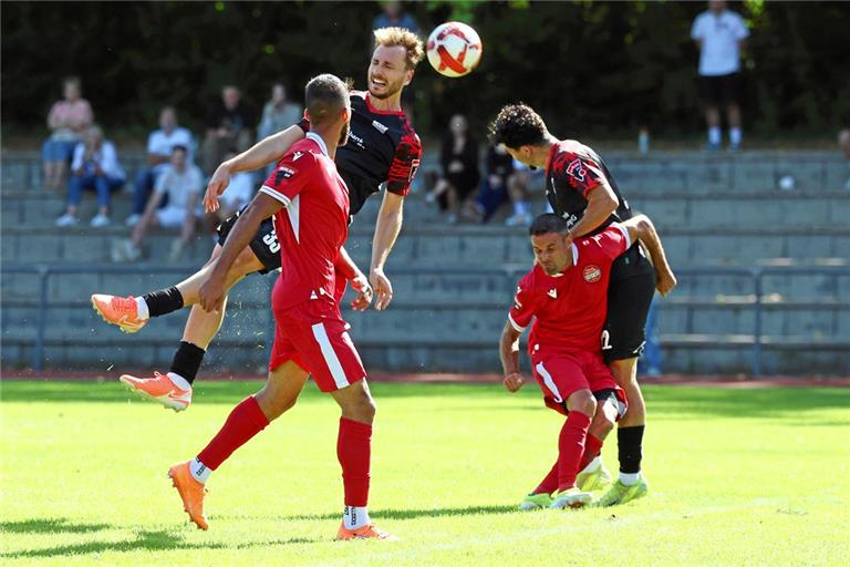 Mika Müller (am Ball) und dessen Mitstreiter leisteten starke Defensivarbeit, bis Backnangs Innenverteidiger in Neckarsulm ein unglückliches Eigentor unterlief. Foto: Alexander Hornauer