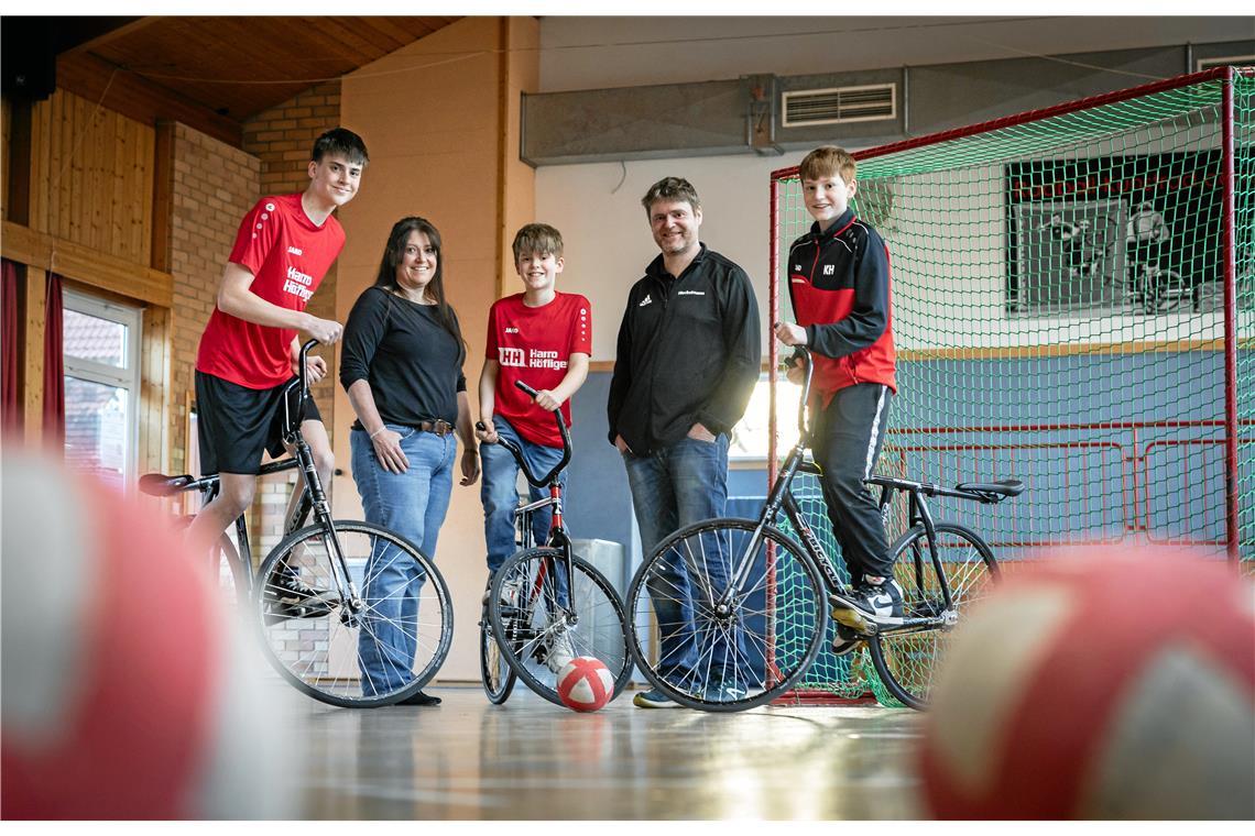 Hobby der Söhne ist das Hobby der Eltern Mika, Nadine, Anton, Markus und Emil Heckelmann (von links) in ihrem zweiten Zuhause, der Radsporthalle Waldrems. Foto: Alexander Becher