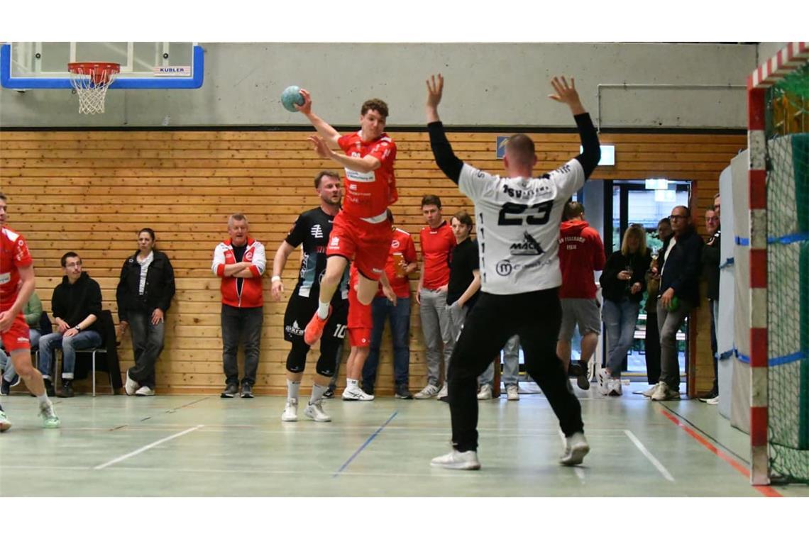 Mika Schauer (mit Ball) erzielt fünf Tore für die Handballer des SV Fellbach.