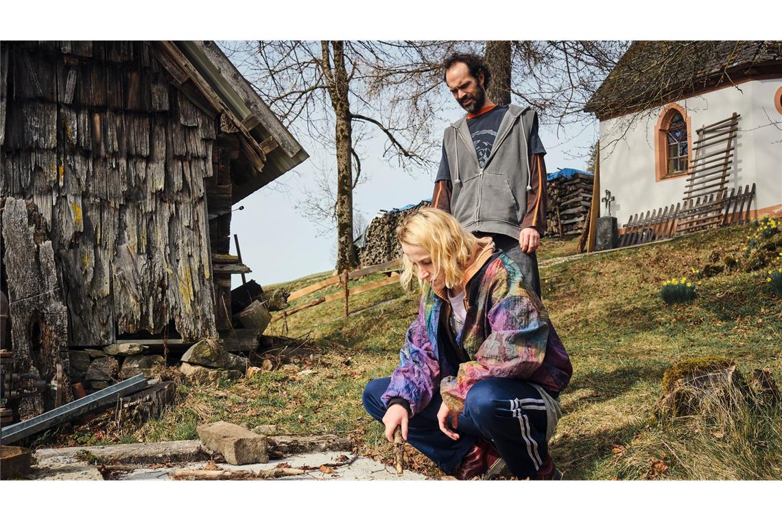 Mika will von Reini wissen, was die Betonplatte im Garten des Hofes verbirgt.