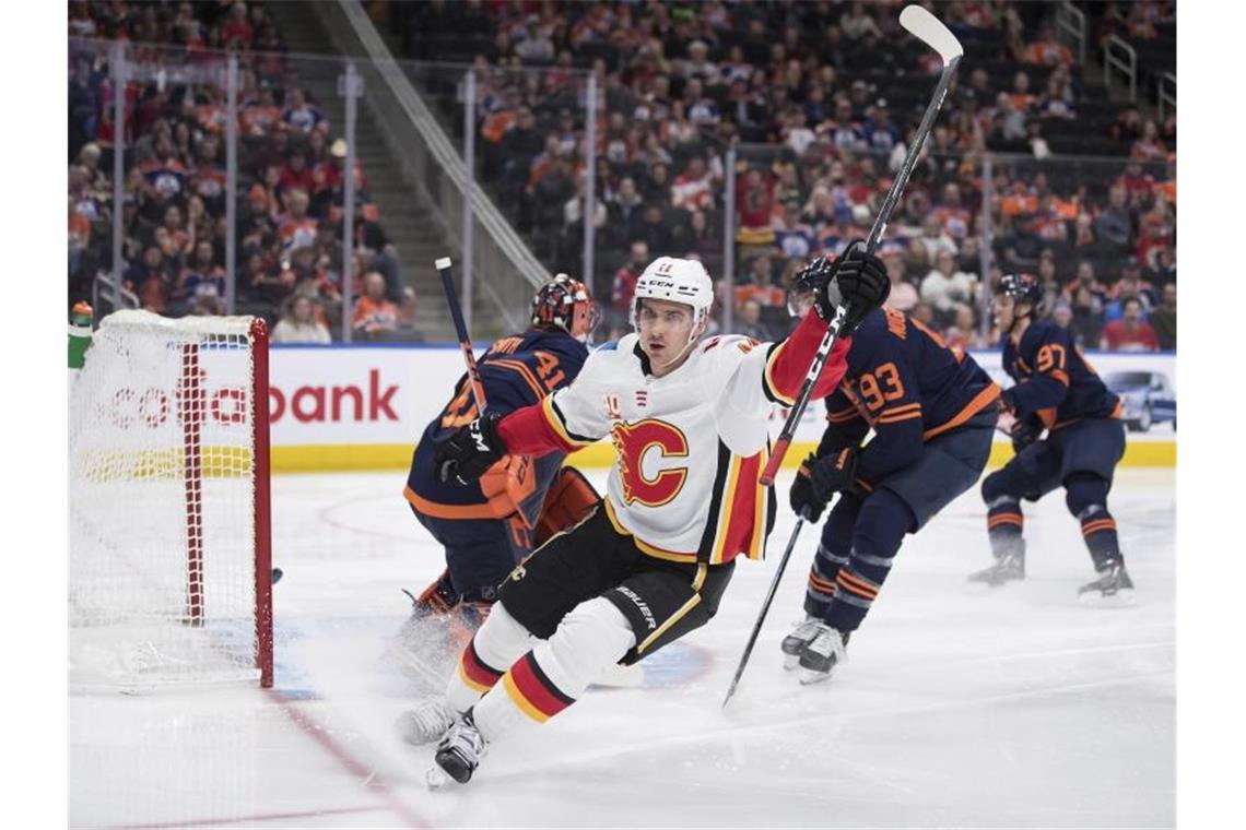 Mikael Backl von den Calgary Flames jubelt nach einem Treffer gegen die Edmonton Oilers. Foto: Darryl Dyck/The Canadian Press/dpa