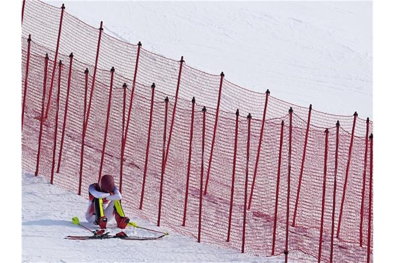Mikaela Shiffrin aus den USA sitzt nach ihrem Ausscheiden am Streckenrand. Foto: Robert F. Bukaty/AP/dpa