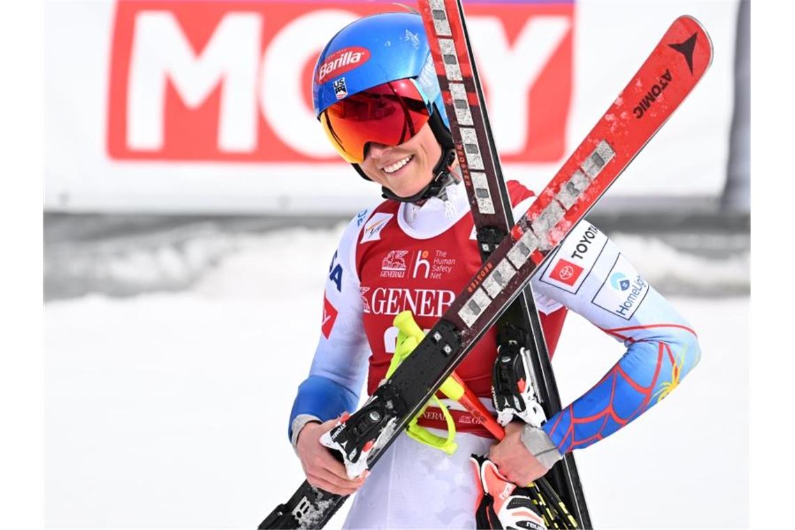 Shiffrin gewinnt Abfahrts-Finale: „Good Job, Mika“ Mikaela Shiffrin hat einen großen Schritt in Richtung Sieg im Gesamtweltcup gemacht. Foto: Barbara Gindl/APA/dpa