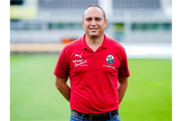 Mikayil Kabaca, Sportlicher Leiter beim SV Sandhausen, steht auf dem Spielfeld. Foto: Uwe Anspach/dpa/Archivbild