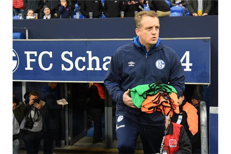 Mike Büskens soll die ambitionierten Schalker zum Aufstieg führen. Foto: Ina Fassbender/dpa