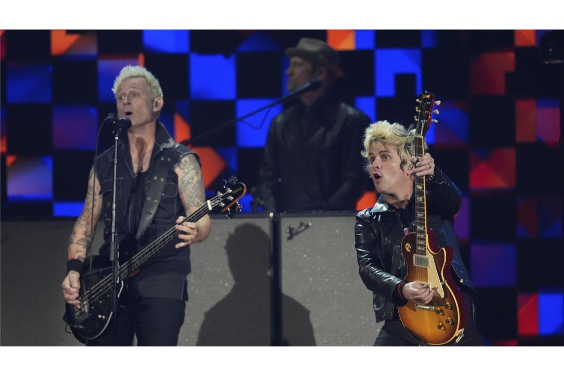 Viele Stars bei Benefizkonzert für Feueropfer Mike Dirnt (links), und Billie Joe Armstrong