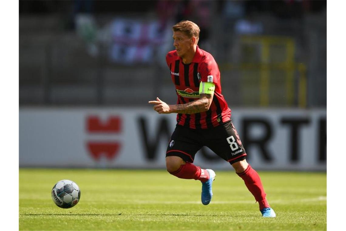 Mike Frantz erneut zum Kapitän des SC Freiburg gewählt Mike Frantz vom SC Freiburg läuft mit dem Ball über den Rasen. Foto: Patrick Seeger/Archiv