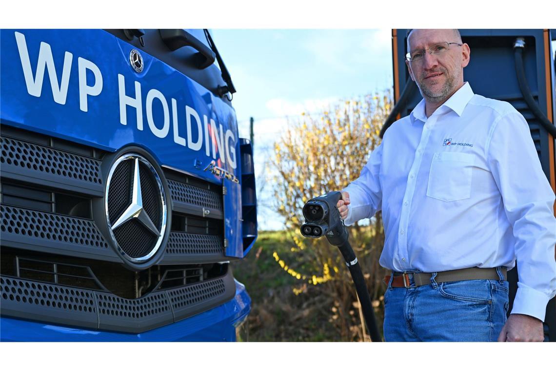 Mike Henniger leitet den Fuhrpark der WP Spedition in Zwickau. Seit einigen Jahren setzt er auch auf Elektro-Lkw. Geladen werden die Akkus vorrangig auf dem eigenen Firmengelände.