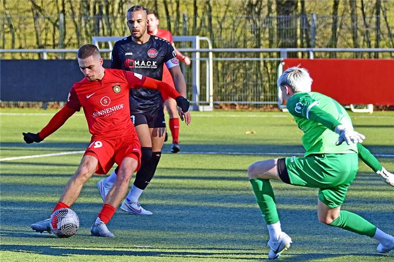 Mike Huras (links) hat bei der SG bislang erst fünf Pflichtspielminuten absolviert – doch es sollen bald mehr werden. Foto: Tobias Sellmaier