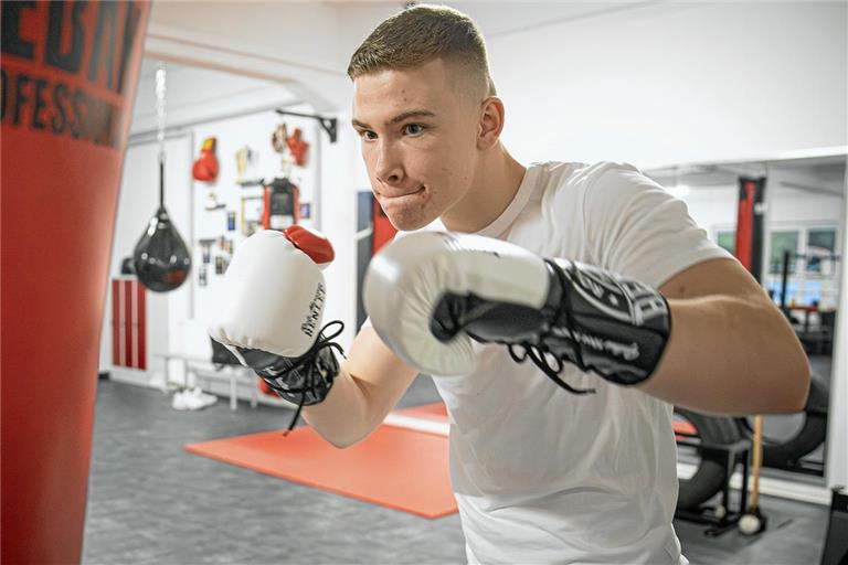 Mike Müller beim Training im privaten Gym seines Vaters in Backnang. Foto: Alexander Becher