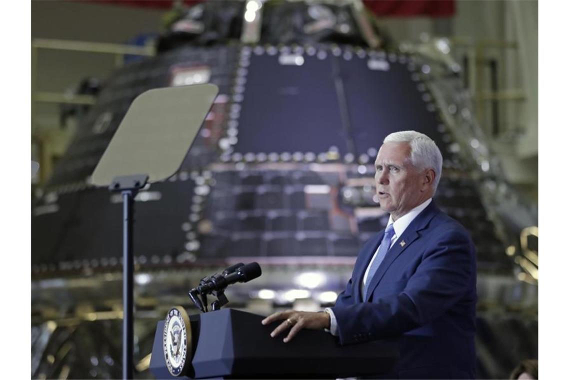 US-Vize Pence würdigt Mondlandung - ISS-Mission zum Jubiläum Mike Pence hält bei der Veranstaltung für Mitarbeiter, ihre Familien und Unterstützer im Kennedy Space Center eine Rede. Foto: John Raoux/AP