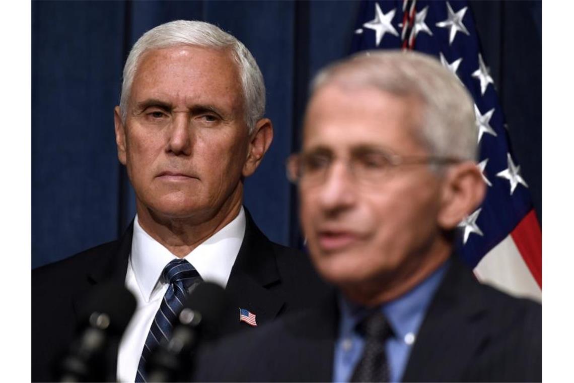 Corona-Infektionen erreichen in den USA neuen Höchststand Mike Pence (L) neben dem Direktor des Nationalen Instituts für Infektionskrankheiten, Anthony Fauci. Foto: Susan Walsh/AP/dpa