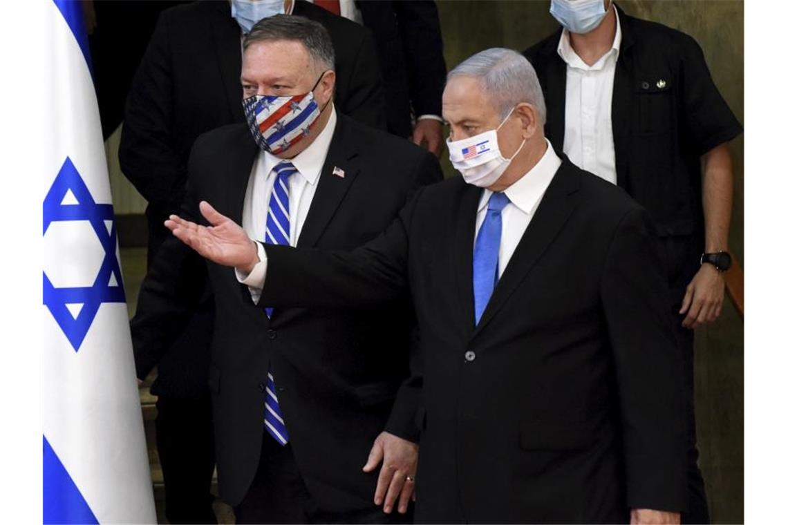 Mike Pompeo (l-r, vorne), Außenminister der USA, und Benjamin Netanjahu, Ministerpräsident von Israel, vor ihrer gemeinsamen Pressekonferenz. Foto: Debbie Hill/Pool UPI/AP/dpa