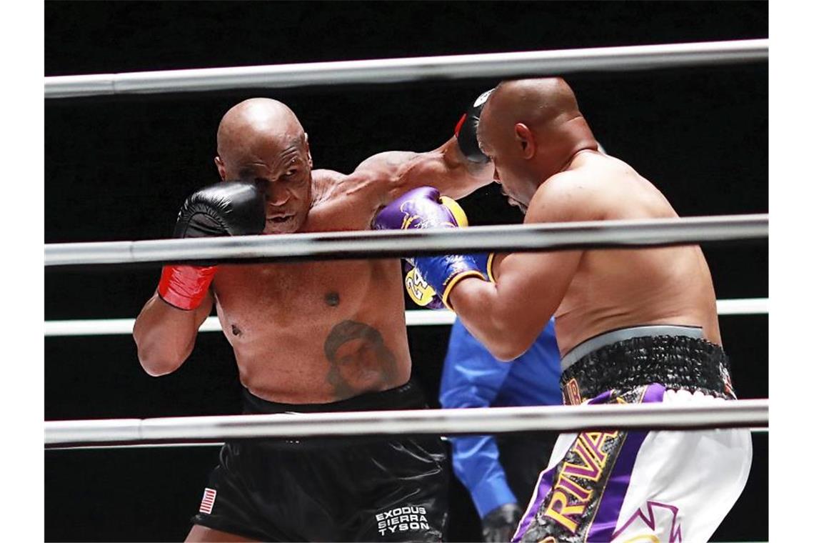 Tysons Comeback-Langweiler gegen Jones: Prügelei am Barbecue Mike Tyson (l) im Duell mit Roy Jones Jr.. Foto: Joe Scarnici/Triller/AP/dpa