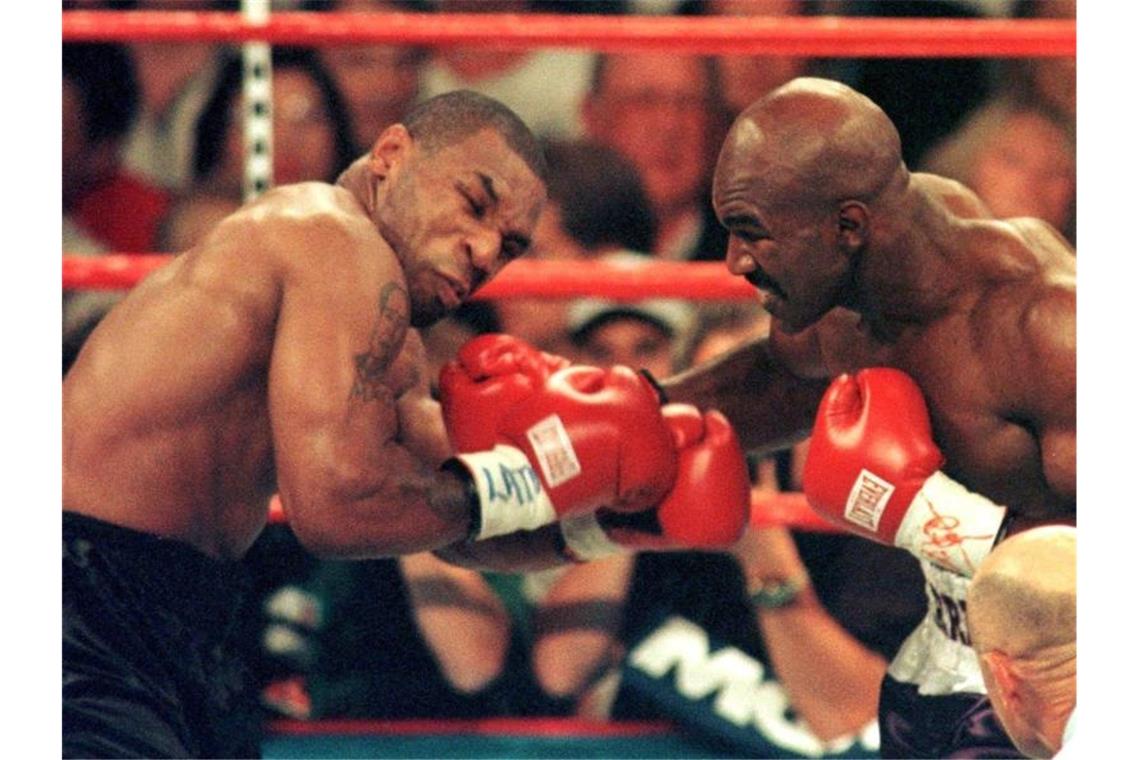 Mike Tyson (l) und Evander Holyfield beim WM-Kampf 1997 in Las Vegas. Foto: John Gurzinsky/epa/dpa