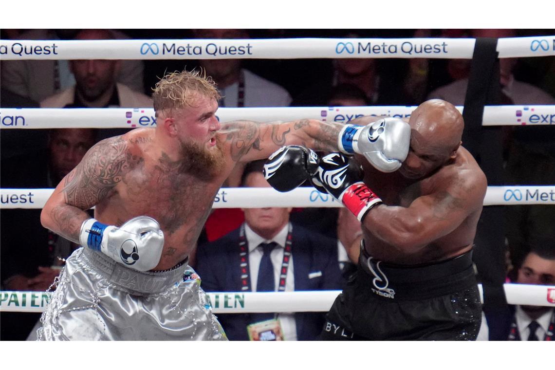 Tyson verliert bei Box-Comeback und lässt Rückkehr offen Mike Tyson (rechts) musste deutlich härtere Treffer einstecken als sein 31 Jahre jüngerer Gegner.