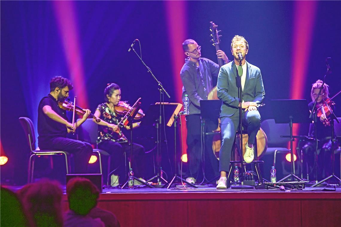 Miki Kekenj (von links), Shinkyung Kim, Max Dommers, der Sänger Joris und Erin Kirby harmonieren auf der Bürgerhaus-Bühne bestens. Foto: Tobias Sellmaier