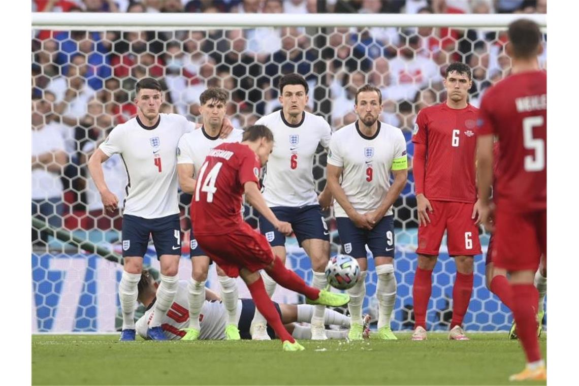 Mikkel Damsgaard (14) brachte Dänemark per Freistoß in Führung. Foto: Laurence Griffiths/Pool Getty/AP/dpa