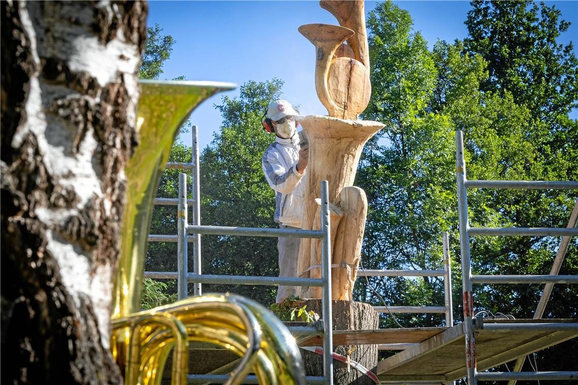 Miklós Vajna arbeitet die Skulptur aus einer alten Linde heraus. Foto: Alexander Becher