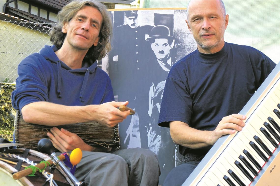 Miklós Vajna (rechts) und Jürgen Oehl begleiten Kurzfilmklassiker der Stummfilmzeit mit Piano und Percussion. Auch heute Abend im CJE. Foto: privat