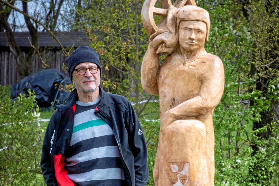 Miklós Vajna vor seiner Skulptur „D’r Müller“ an der Stegmühle Aspach.