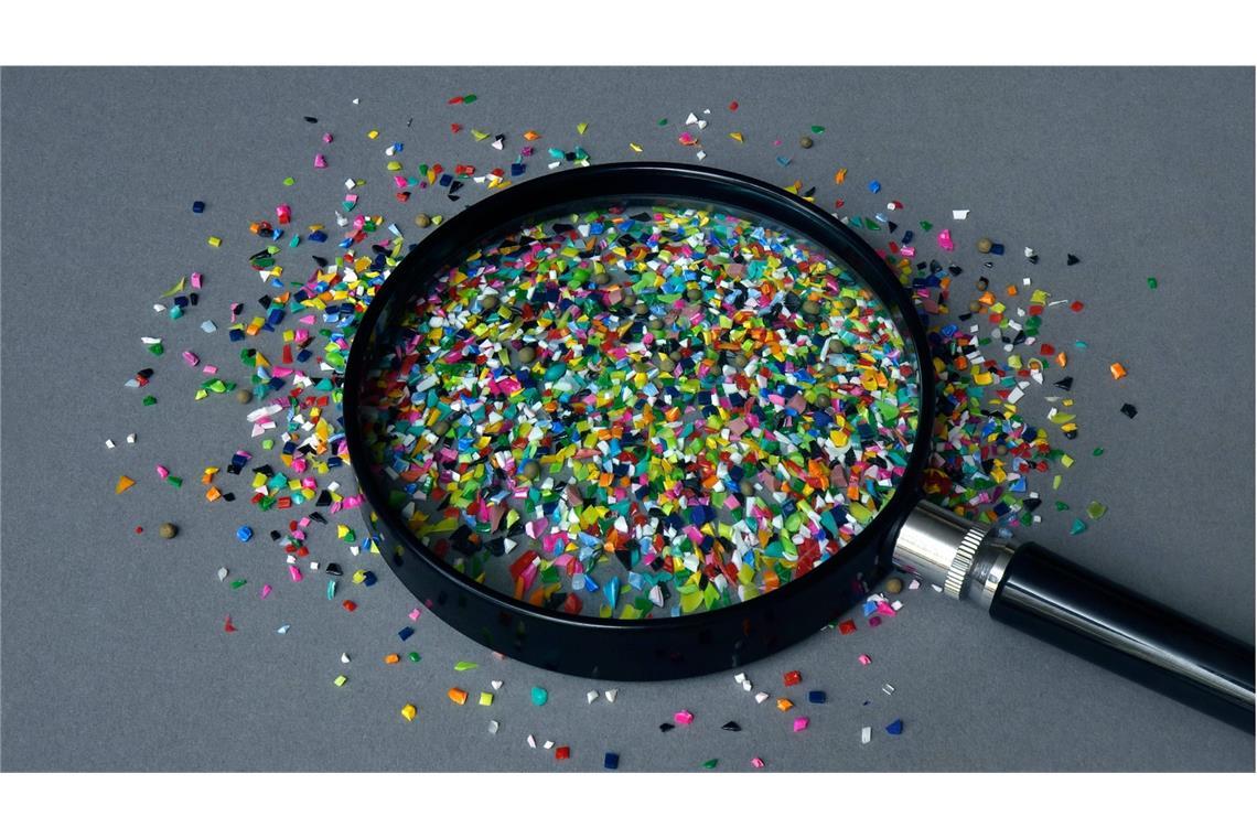 Wie stark schädigt Mikroplastik das Gehirn? Mikro- und Nanoplastik können wir nicht entgehen. Wir nehmen es beim Trinken, Essen und Atmen auf.