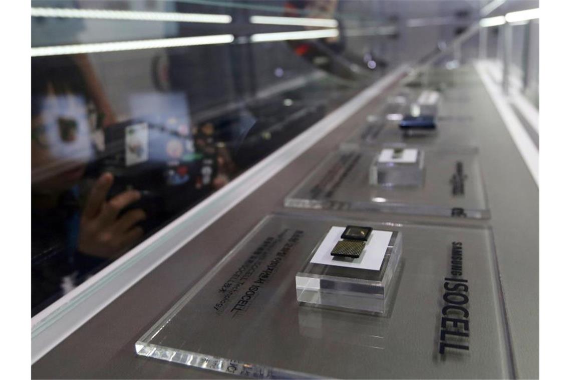 Mikrochips von Samsung Electronics werden in seinem Geschäft ausgestellt. Foto: Ahn Young-Joon/AP/dpa