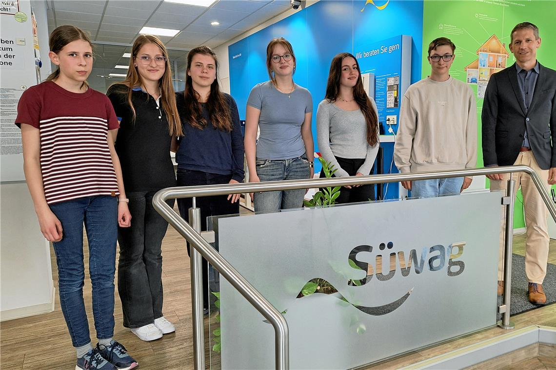 Mila Klepsch, Lea Gieseke, Charlotte Schwietzer, Paula Burmeister, Vera Loku, Leon Noack und Redaktionsleiter Kornelius Fritz (von links) bei der Preisverleihung im Servicecenter der Süwag. Foto: privat