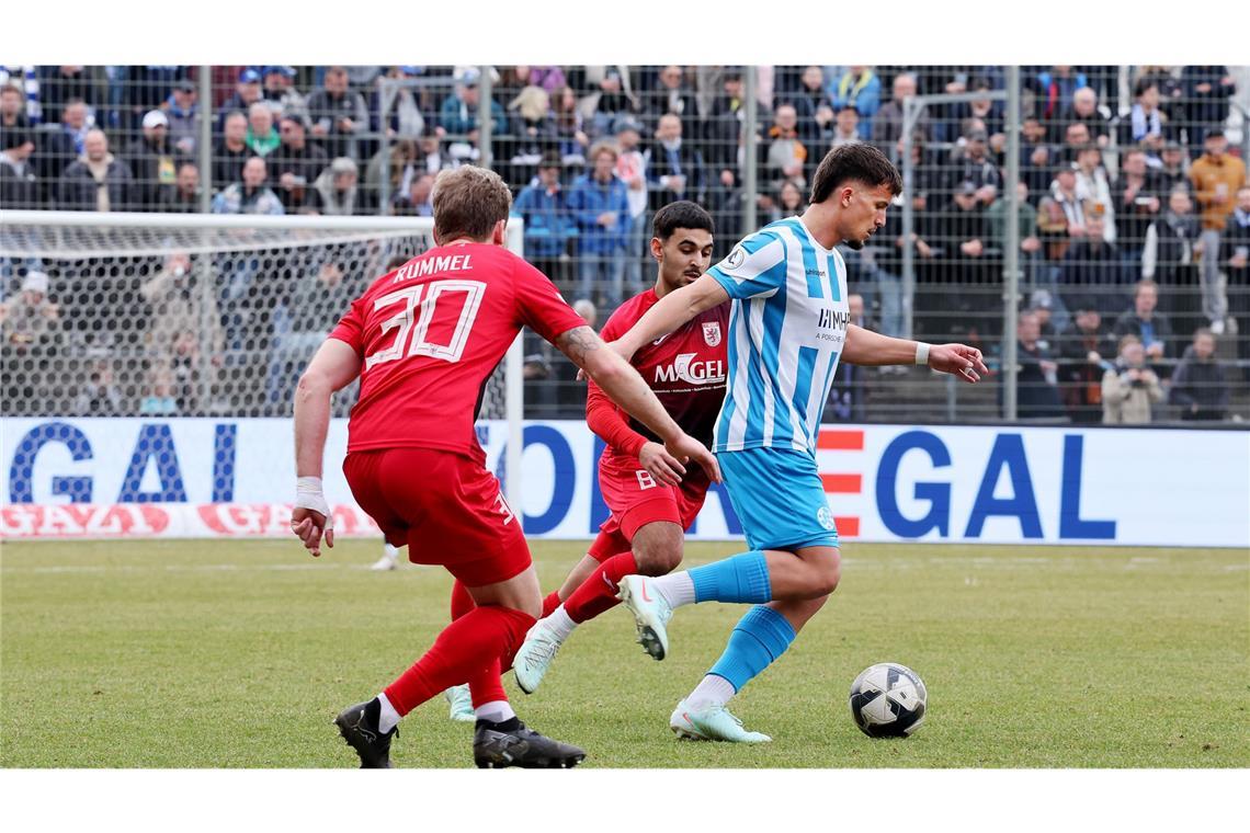 Hausaufgaben gemacht, Rückstand verkürzt Milan Petrovic (re.) spielte in der Innneverteidigung souverän.