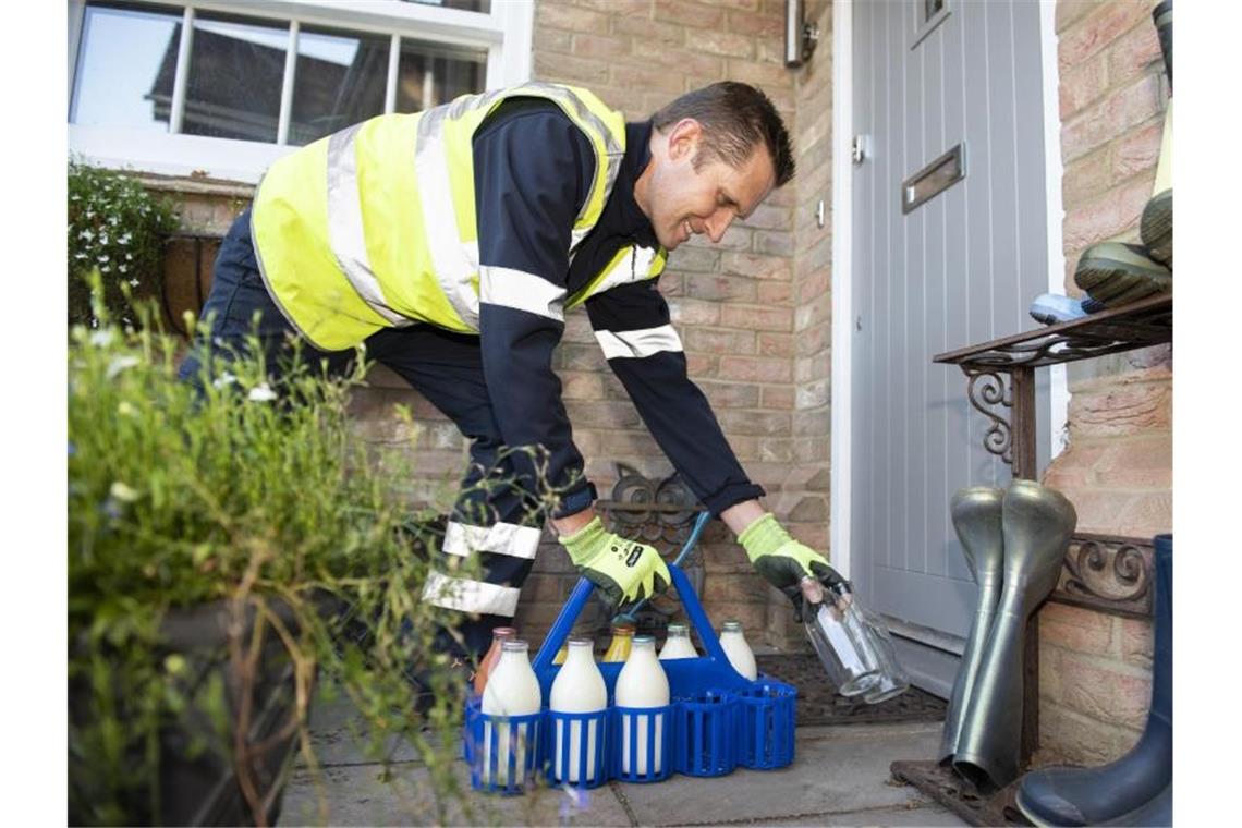 Milch direkt an der Haustür: Milchmänner werden in Großbritannien wieder mehr nachgefragt. Foto: --/Milk & More/dpa
