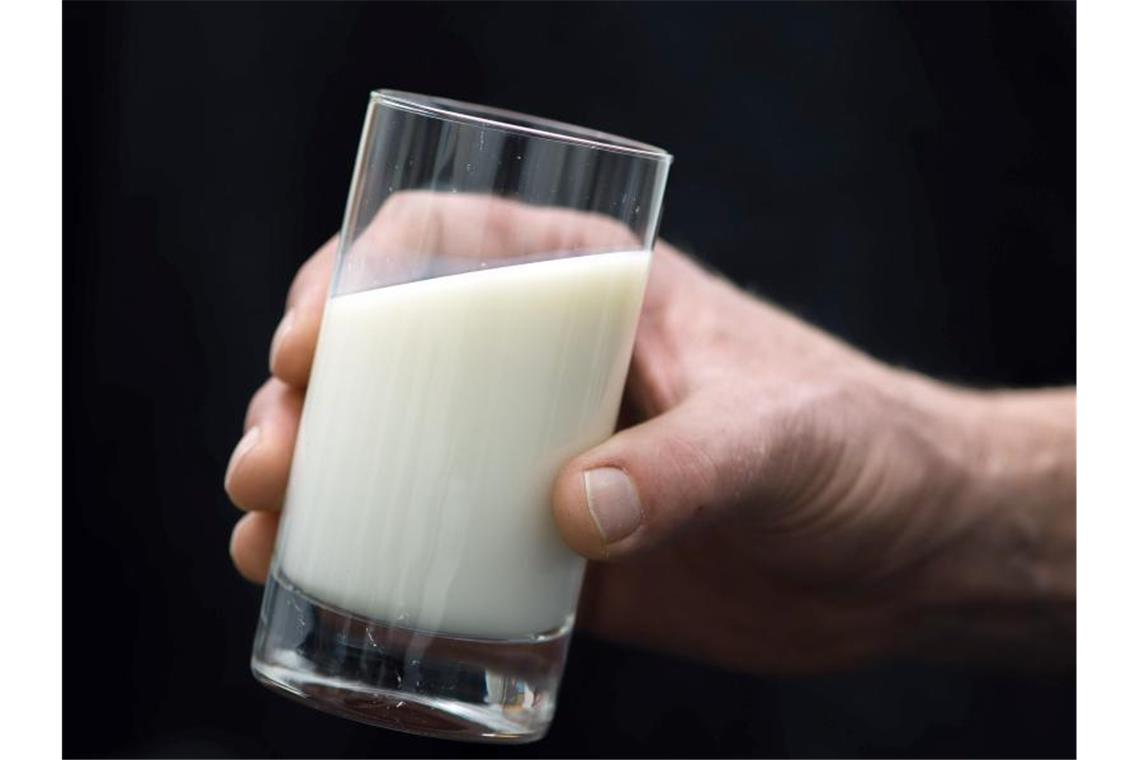 Aldi hebt den Milchpreis an Milch ist bei Aldi teurer geworden. Foto: Lukas Schulze/dpa