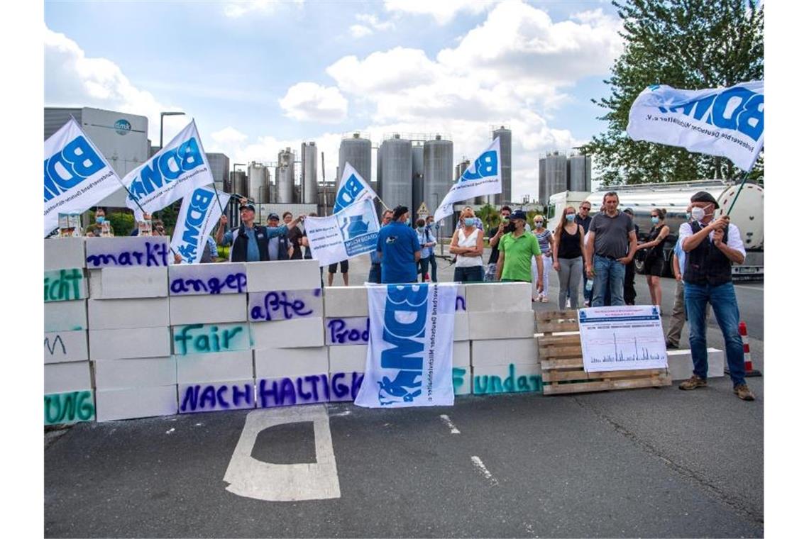 Milchbauern demonstrieren vor dem Gebäude vom DKM Deutsches Milchkontor in Edewecht für angemessene Milchpreise. Foto: Sina Schuldt/dpa